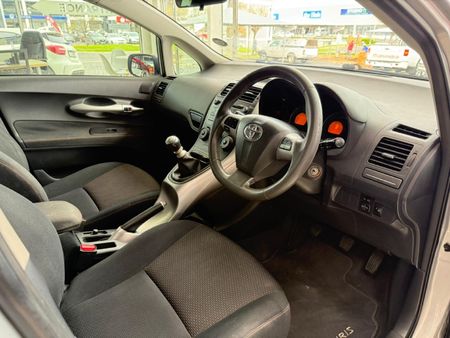 2012-Toyota-Auris-16-TRD_7