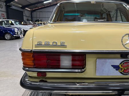 1980-Mercedes-Benz-E-Class-280-E_10