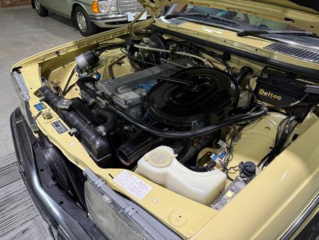 1980-Mercedes-Benz-E-Class-280-E_37