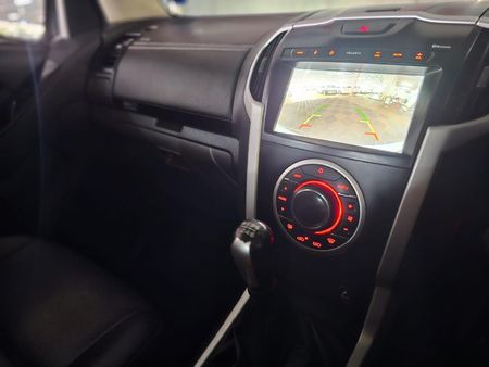 2019-Isuzu-D-Max-300-LX-4x4-Double-Cab_10