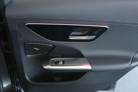 2025-Mercedes-Benz-C-Class-C-200-Auto_18