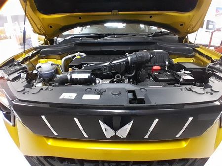 2026-Mahindra-XUV-3XO-12T-AX5_8