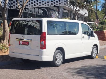 2020-Toyota-Quantum-28-GL-11-seat_4