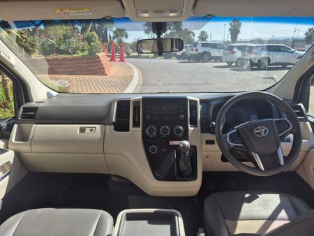 2020-Toyota-Quantum-28-GL-11-seat_7