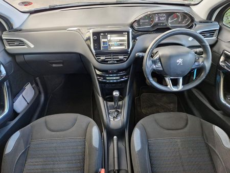 2013-Peugeot-208-16-VTi-Allure-Auto-5-dr_9