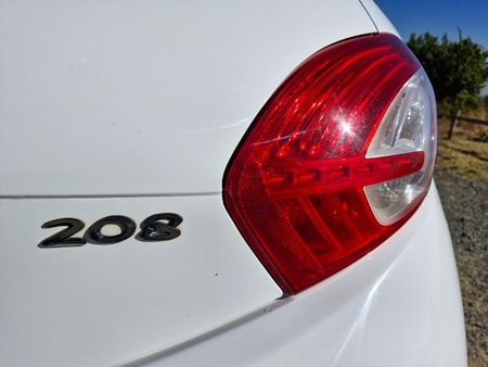 2013-Peugeot-208-16-VTi-Allure-Auto-5-dr_12