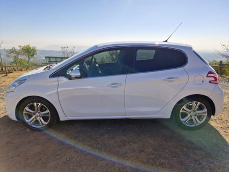 2013-Peugeot-208-16-VTi-Allure-Auto-5-dr_2