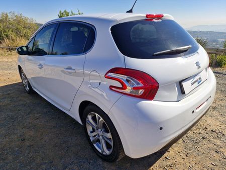 2013-Peugeot-208-16-VTi-Allure-Auto-5-dr_3