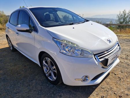 2013-Peugeot-208-16-VTi-Allure-Auto-5-dr_4