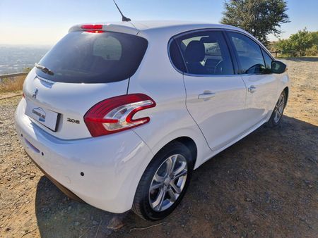 2013-Peugeot-208-16-VTi-Allure-Auto-5-dr_5