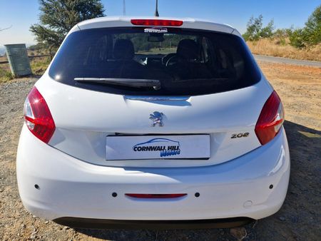 2013-Peugeot-208-16-VTi-Allure-Auto-5-dr_6