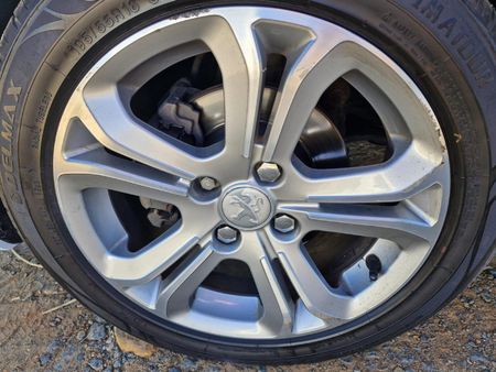 2013-Peugeot-208-16-VTi-Allure-Auto-5-dr_7