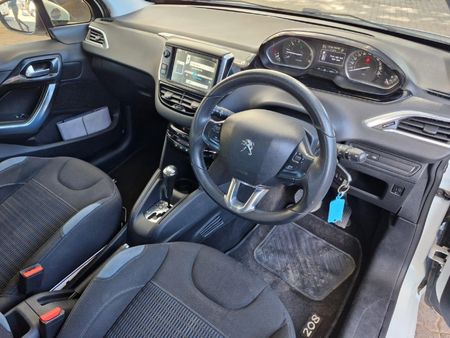2013-Peugeot-208-16-VTi-Allure-Auto-5-dr_8