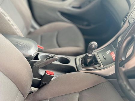 2013-Hyundai-Elantra-16-GLS-Premium_9