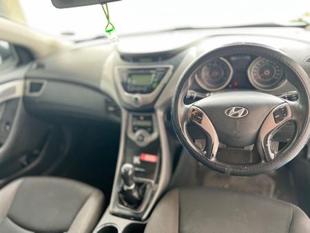 2013-Hyundai-Elantra-16-GLS-Premium_11