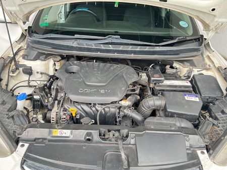 2013-Hyundai-Elantra-16-GLS-Premium_12