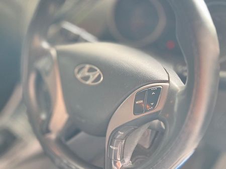 2013-Hyundai-Elantra-16-GLS-Premium_7