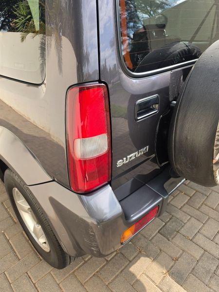 2013-Suzuki-Jimny-13_18