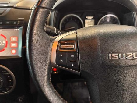 2022-Isuzu-D-Max-300-LX-Double-Cab_13