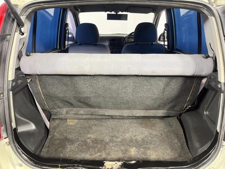 2005-Daihatsu-Charade-CX-Auto_13
