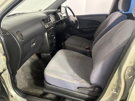 2005-Daihatsu-Charade-CX-Auto_8