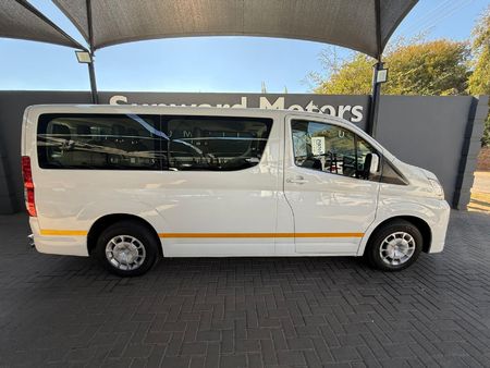 2019-Toyota-Quantum-28-GL-11-seat_12
