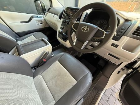 2019-Toyota-Quantum-28-GL-11-seat_2