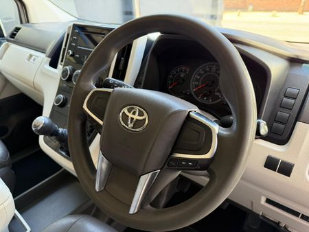 2019-Toyota-Quantum-28-GL-11-seat_5