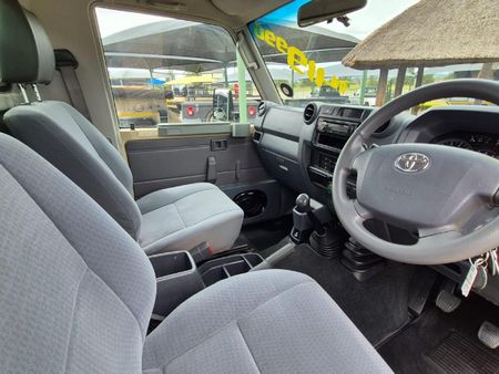 2010-Toyota-Land-Cruiser-79-40-Single-Cab_10