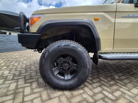 2010-Toyota-Land-Cruiser-79-40-Single-Cab_13