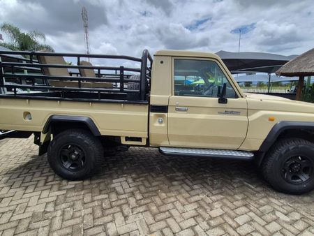 2010-Toyota-Land-Cruiser-79-40-Single-Cab_1