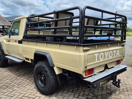 2010-Toyota-Land-Cruiser-79-40-Single-Cab_3