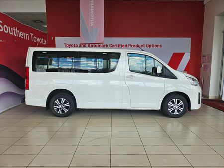 2022-Toyota-Quantum-28-GL-11-seat_2