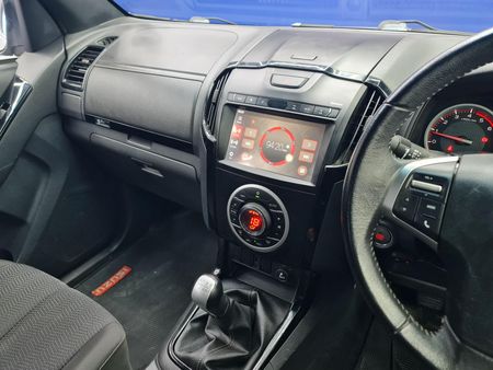 2021-Isuzu-D-Max-300-LX-Double-Cab_12