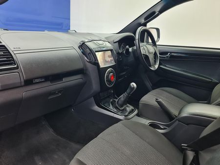 2021-Isuzu-D-Max-300-LX-Double-Cab_16