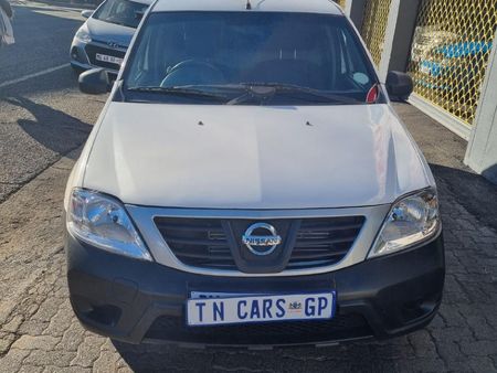 2022-Nissan-NP200-CANOPY_2