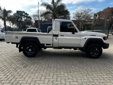 2026-Toyota-Land-Cruiser-79-28-GD-6-Single-Cab_10