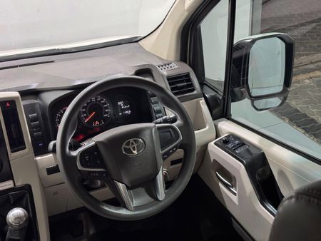 2023-Toyota-Quantum-28-GL-14-Seat_16