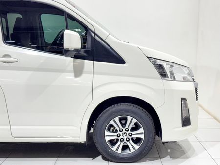 2023-Toyota-Quantum-28-GL-14-Seat_4