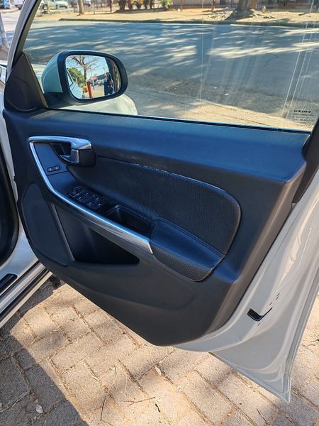2012-Volvo-S60-T5-Auto_13