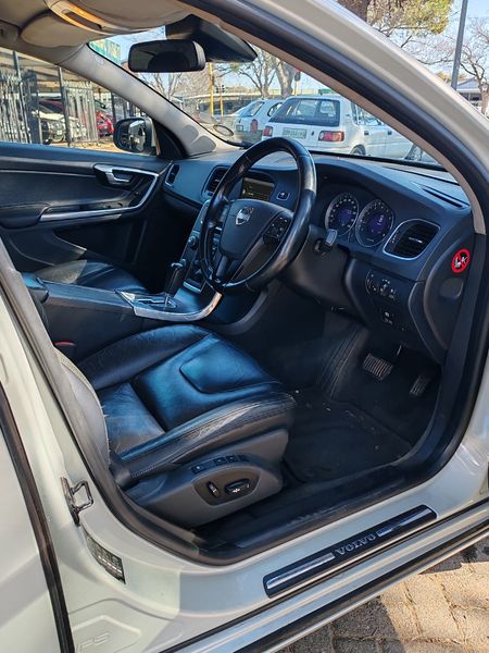 2012-Volvo-S60-T5-Auto_14