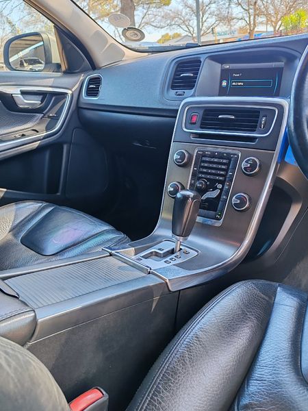 2012-Volvo-S60-T5-Auto_16