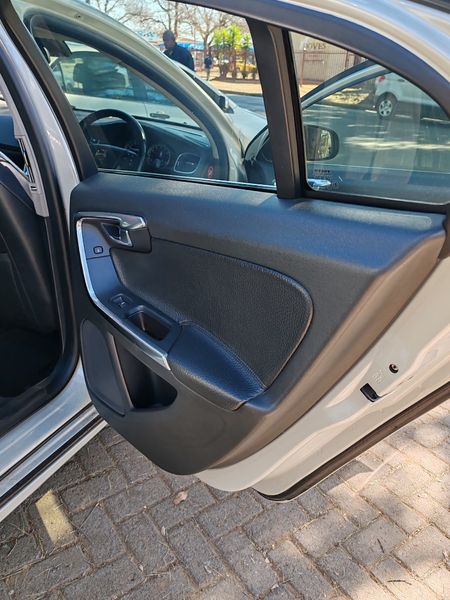 2012-Volvo-S60-T5-Auto_18