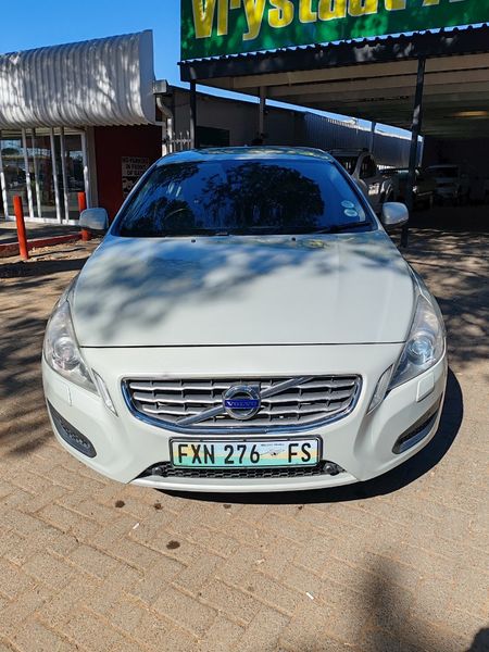 2012-Volvo-S60-T5-Auto_1