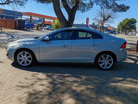 2012-Volvo-S60-T5-Auto_3