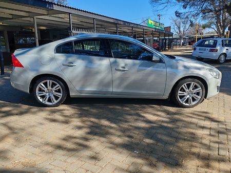 2012-Volvo-S60-T5-Auto_6