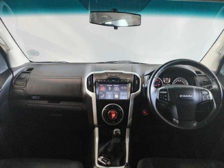 2018-Isuzu-D-Max-300-LX-Double-Cab_12