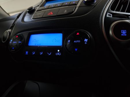 2013-Hyundai-ix35-20-GLS-Executive_18