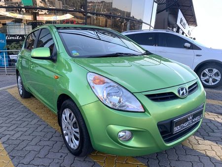 2012-Hyundai-i20-16_0