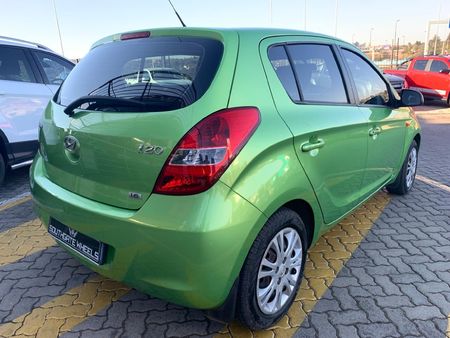 2012-Hyundai-i20-16_1